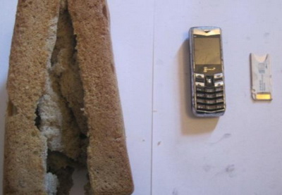В Баку арестованному пытались передать телефон в буханке хлеба – ФОТО