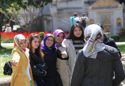 Смеяться разрешается: турецкие женщины устроили акцию протеста - ФОТО
