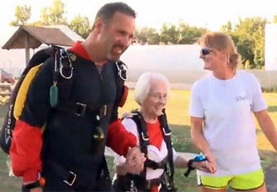 90-летняя американка осуществила давнюю мечту прыгнуть с парашютом