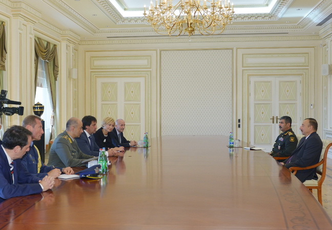 Ильхам Алиев принял министра обороны Сербии - ФОТО