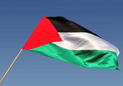 В Нью-Йорке с моста свесили огромный флаг Палестины - ФОТО