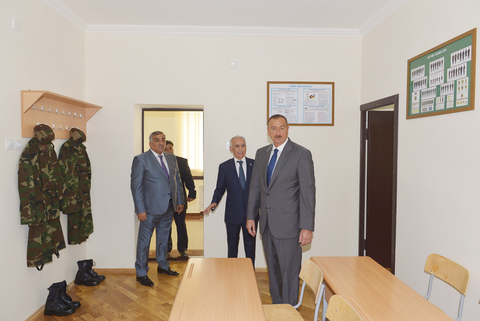 Ильхам Алиев ознакомился с состоянием нового корпуса средней школы номер 121 в поселке Бина после капитального ремонта и реконструкции