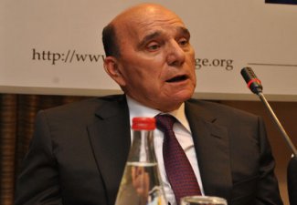 Эльхан Сулейманов призвал власти Азербайджана игнорировать обвинения в наличии политзаключенных до решения карабахского конфликта