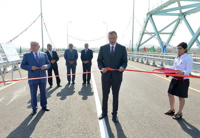 Ильхам Алиев принял участие в открытии нового моста на участке автодороги Гаджигабул-Бахрамтепе - ФОТО