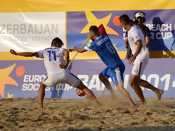 Кубок Европы по пляжному футболу: как Азербайджан проиграл Греции, а Россия обыграла Венгрию - ФОТО