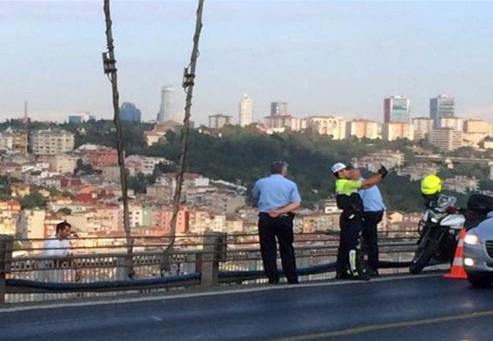 Полицейский в Стамбуле сделал селфи на фоне самоубийцы - ФОТО