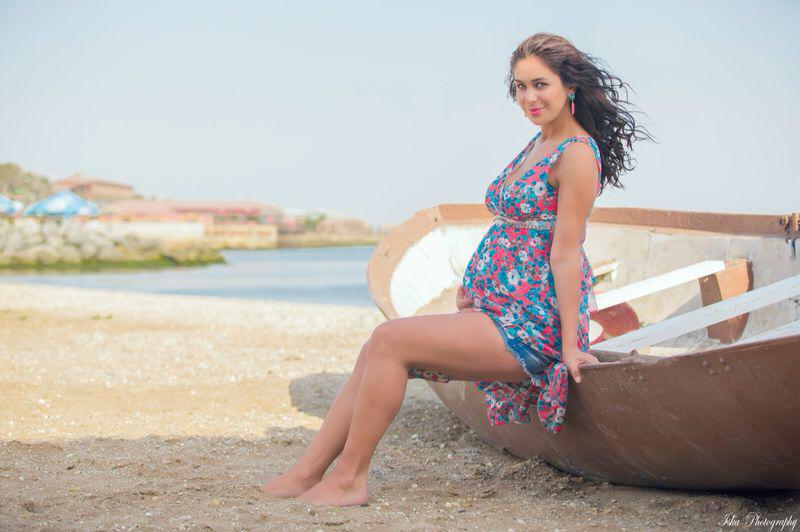 Беременная азербайджанская модель снялась в фотосессии на побережье Каспия – ФОТО