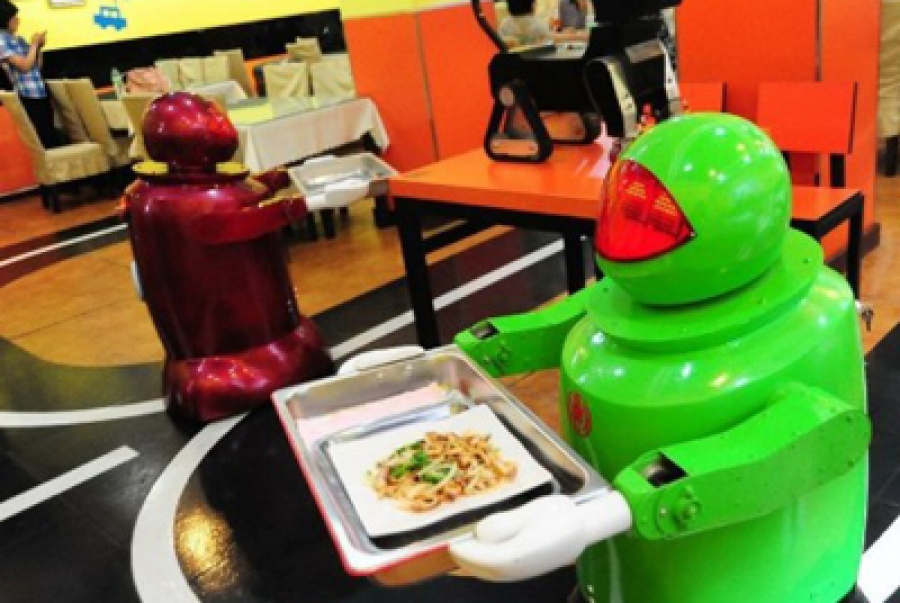В Китае открылся ресторан с официантами-роботами