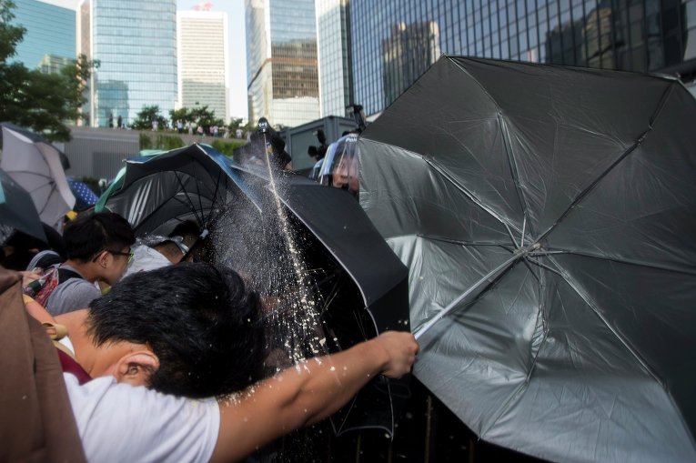 Полиция Гонконга разогнала студентов на акции за демократичные выборы