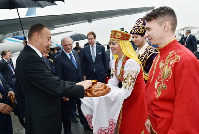Ильхам Алиев прибыл с рабочим визитом в Астрахань - ФОТО