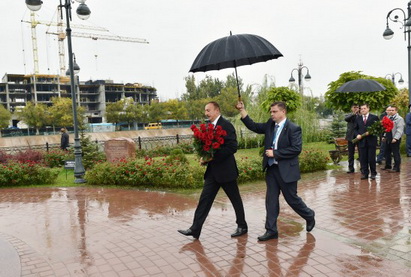 Ильхам Алиев посетил памятник Гейдару Алиеву в Астрахани - ФОТО