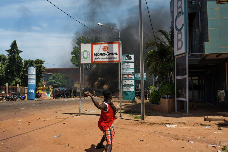 Протестующие подожгли парламент Буркина-Фасо