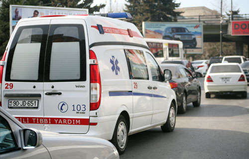 В Баку на студенток упал шкаф, три девушки изрезаны осколками стекла