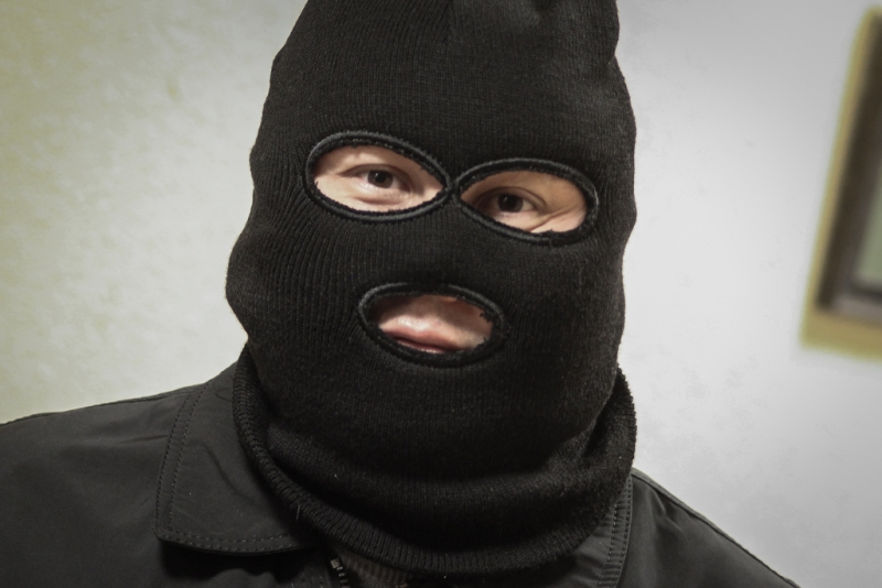 В Азербайджане мужчина в маске, угрожая топором, ограбил женщину