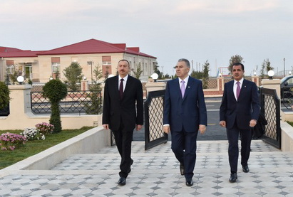 Ильхам Алиев принял участие в открытии нового поселка, построенного в Гяндже для вынужденных переселенцев - ФОТО