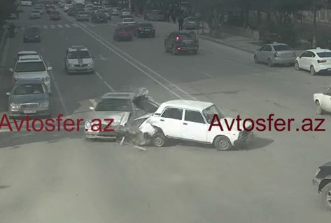 Как в Баку врезаются в автомобили, стоящие на светофоре – ВИДЕО