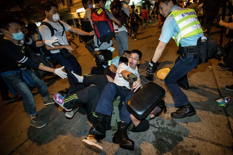 Почти 30 демонстрантов задержаны в Гонконге за столкновения с полицией