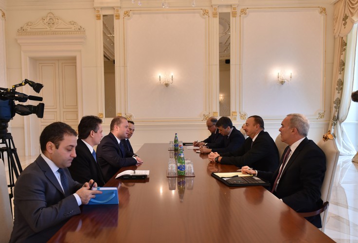 Ильхам Алиев принял премьер-министра Мальты - ФОТО