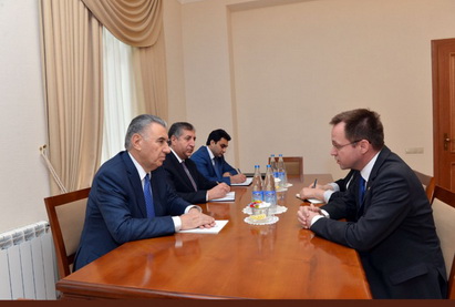 Заместитель премьер-министра Али Гасанов встретился с новоназначенным послом Королевства Норвегия в Азербайджане