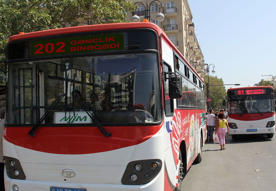В Баку автобус, полный пассажиров, устроил гонки на скорости 120 км/ч – ВИДЕО