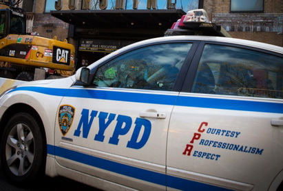 В Нью-Йорке неизвестный мужчина застрелил двоих полицейских