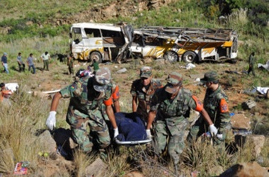 В Боливии грузовик сорвался в обрыв, 9 человек погибли