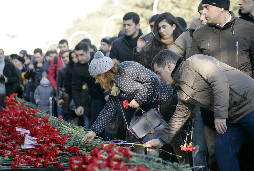 В Азербайджане чтят память жертв трагедии 20 января - ФОТОРЕПОРТАЖ