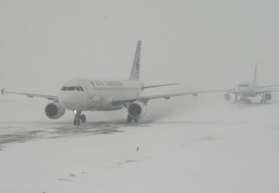 Еще 800 рейсов из Нью-Йорка отменили из-за надвигающейся снежной бури