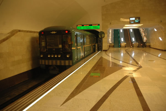 В поезде Бакинского метро возникла неполадка, пассажиры были эвакуированы