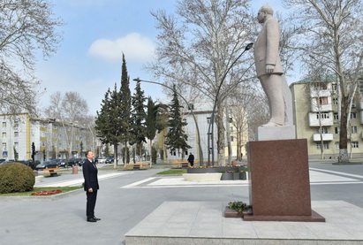 Президент Ильхам Алиев посетил памятник великому лидеру Гейдару Алиеву в Мингячевире - ФОТО