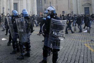 Многотысячный митинг против политики властей Италии проходит в Риме