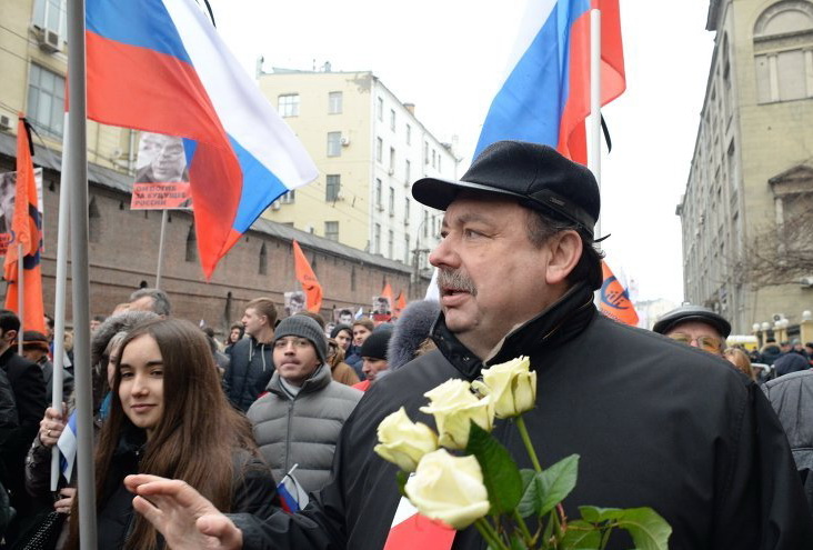 В траурном марше в память о Немцове участвуют 7 тысяч человек