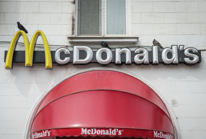 Двое мужчин в Канаде убиты вооруженным охранником в McDonald\'s