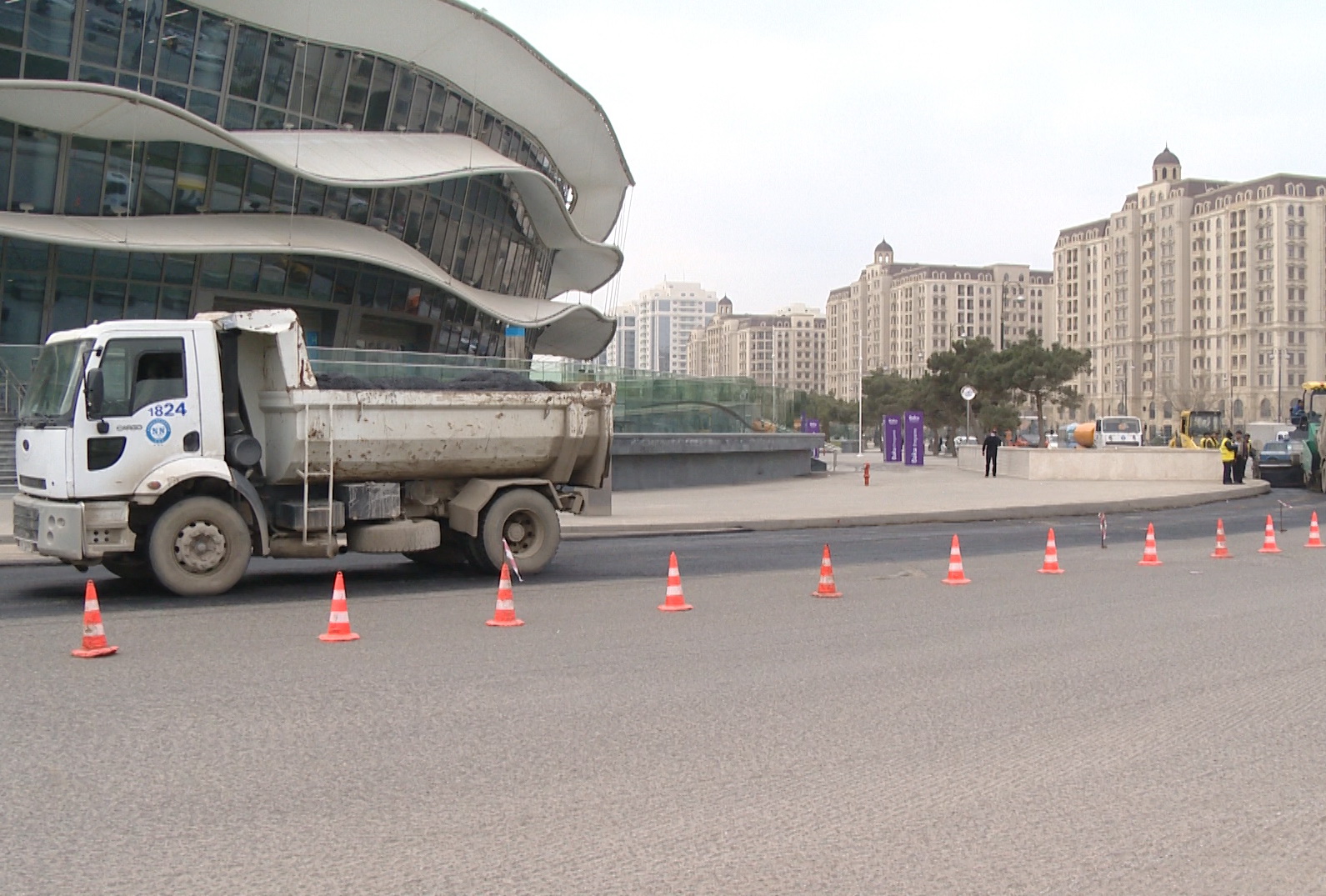 Закрыты для движения транспорта одна из оживленных улиц Баку, мост и автомобильный круг  - ФОТО