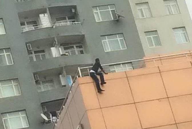 Мужчина, угрожавший броситься в Баку с крыши торгового центра, назвал причину своего поступка - ФОТО – ВИДЕО - ОБНОВЛЕНО