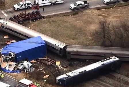 В результате столкновения машины с поездом в США пострадал 21 человек