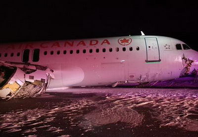 При жесткой посадке канадский самолет врезался в антенну - ВИДЕО