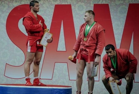 Главный тренер сборной пояснил, почему азербайджанский самбист сидел на корточках во время исполнения гимна Армении - ВИДЕО