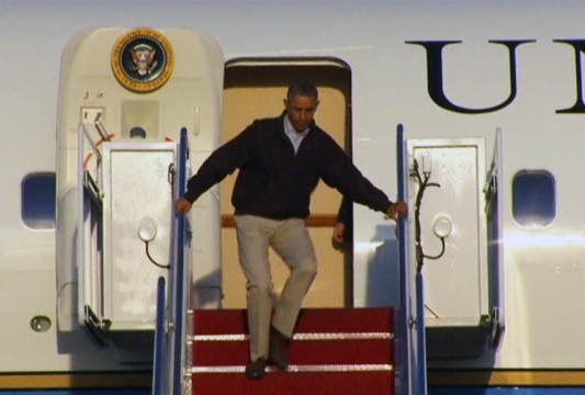 Барак Обама едва не упал с трапа самолета - ВИДЕО