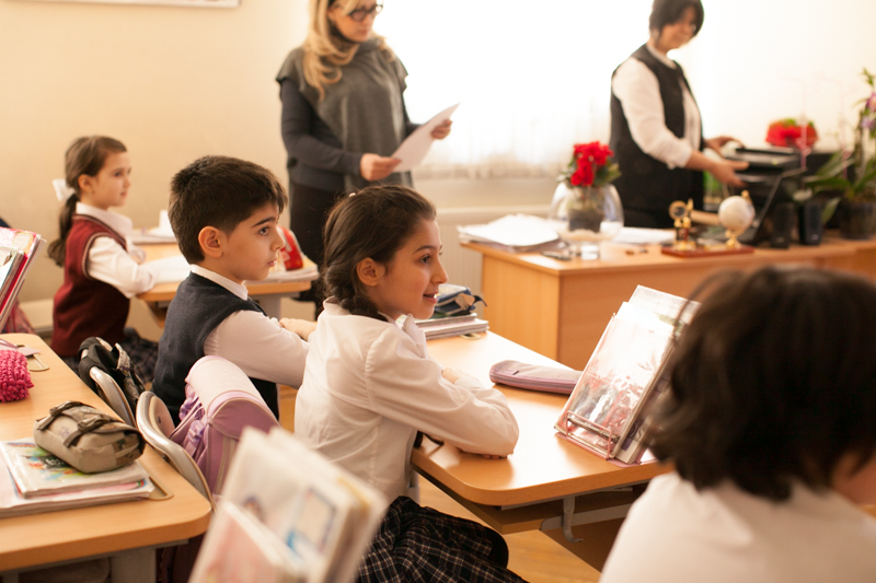 Обнародована повышенная зарплата учителей бакинских школ