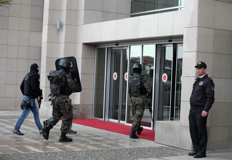 Террористы пронесли оружие в прокуратуру Стамбула благодаря фиктивным удостоверениям