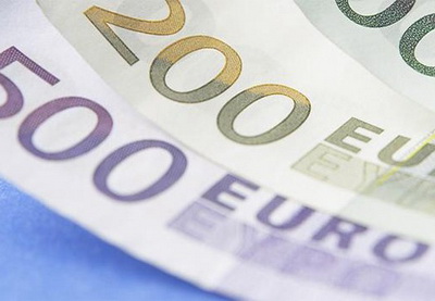 Официальный курс на 1 апреля: манат незначительно укрепился по отношению к евро