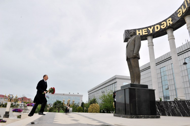 Президент Азербайджана возложил цветы к памятнику Гейдару Алиеву в Лянкяране - ФОТО