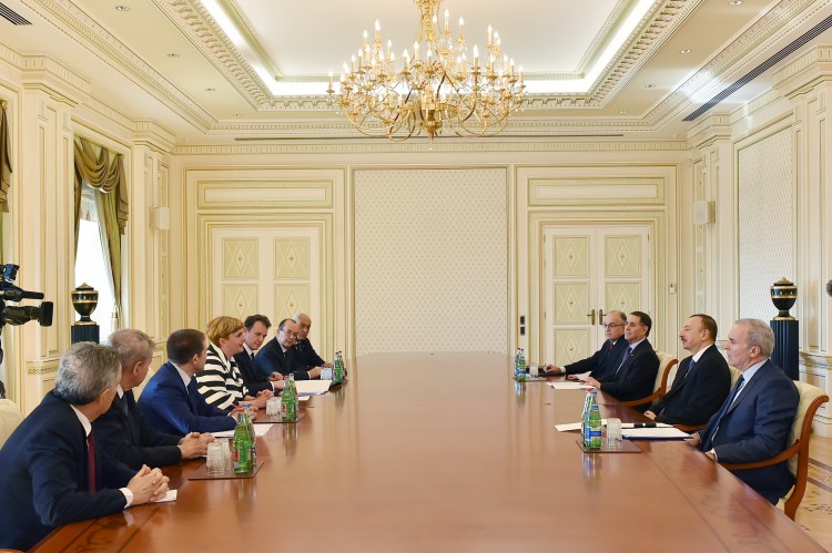 Ильхам Алиев принял министра экономического развития Италии