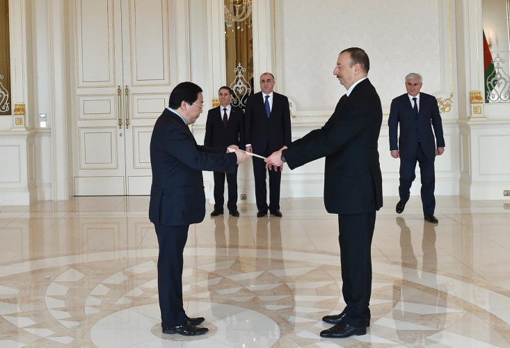 Ильхам Алиев принял верительные грамоты новоназначенного посла Вьетнама в Азербайджане - ФОТО