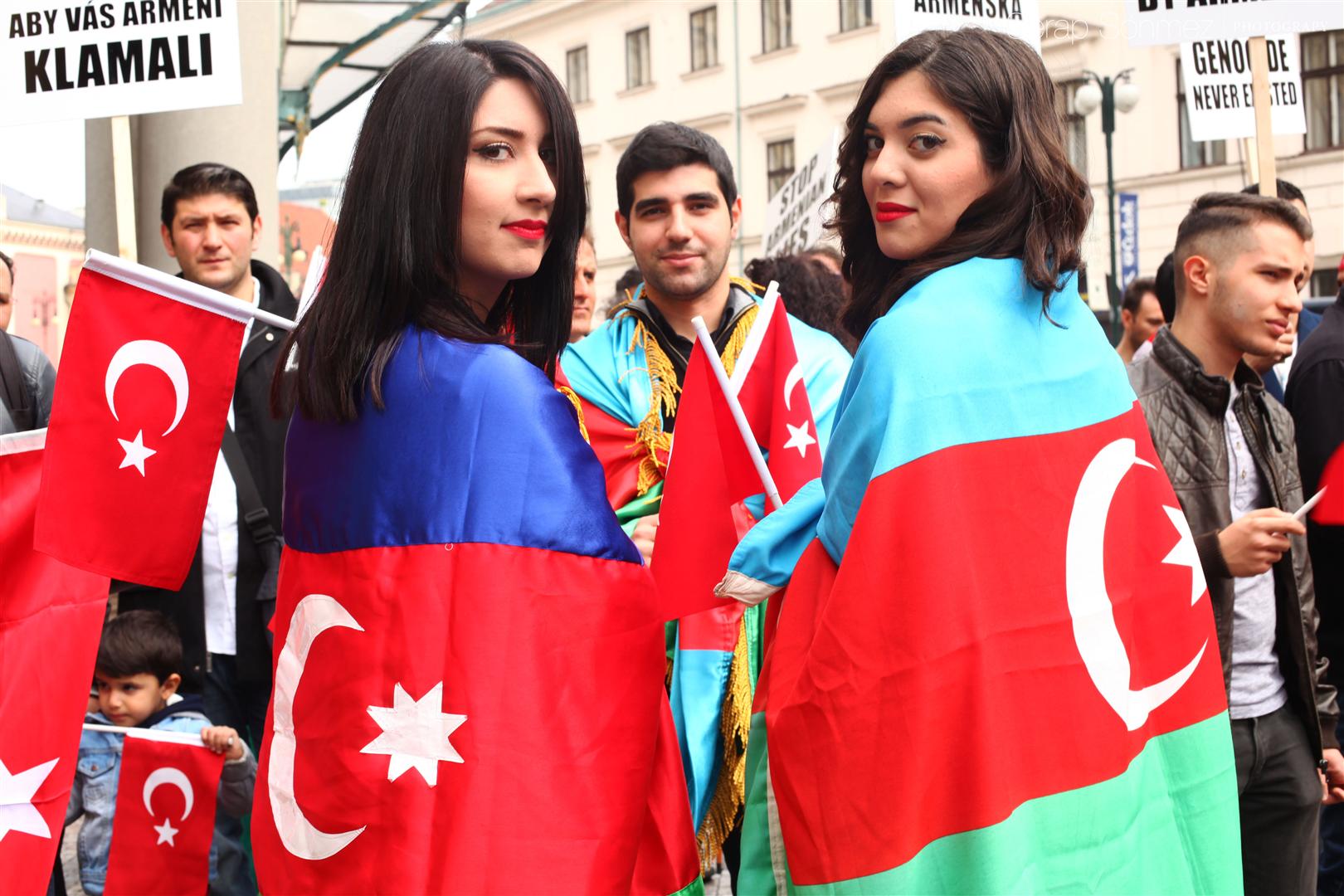 Азербайджанская и турецкая диаспоры провели в  Праге акцию протеста – ФОТО