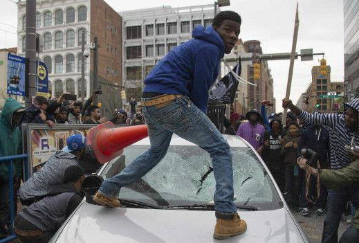 В США акция протеста против произвола полиции переросла в массовые беспорядки – ФОТО - ВИДЕО