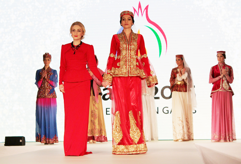 В Лондоне представлена коллекция азербайджанской национальной одежды дизайнера Гюльнары Халиловой – ФОТО – ВИДЕО