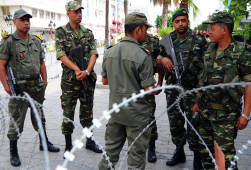 В Тунисе военнослужащий открыл стрельбу по сослуживцам