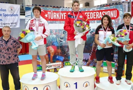 Азербайджанский борец завоевала золото в заключительный день турнира в Турции